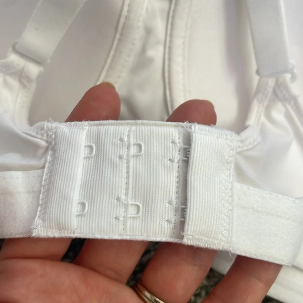 NEW Hanes bra white wire-free bra with adjustable straps size medium